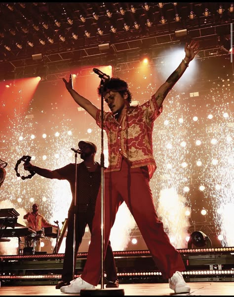 Bruno Mars Instagram, Bruno Mars Aesthetic, Kyle Dion, Bruno Mars Style, Mars God, Bruno Mars Show, Unorthodox Jukebox, Bruno Mars Concert, Dream Concert