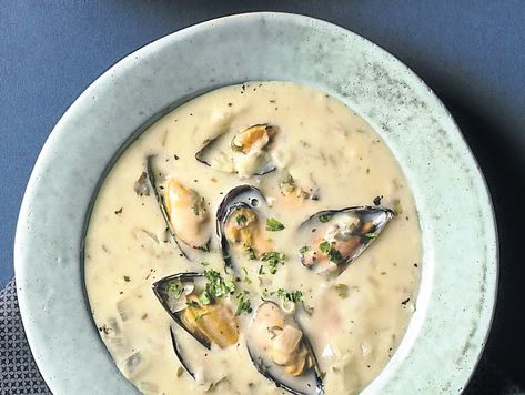 Mussel Chowder Recipe, Easy Mussels Recipe, Mussel Recipes, Mussel Soup, Glass Of White Wine, Mussels Recipe, Cheesy Chicken Broccoli, Broiled Chicken, French Baguette