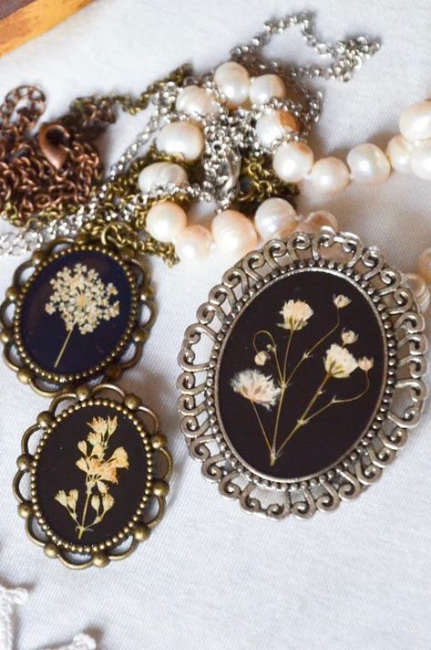 Dried Flower Jewelry Diy, Resin Flower Jewelry, Flower Jewelry Diy, Flower In Resin, Resin Necklaces, Unique Gifts For Girlfriend, Dried Flower Jewelry, Pressed Flower Crafts, Resin Accessories