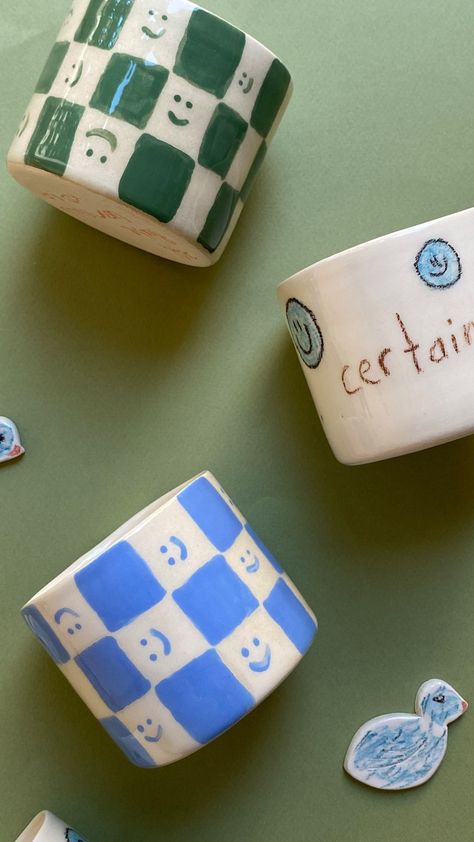 Handmade Ceramic Happy Checkered Mug/ Blue - Etsy Vietnam Checkered Mug, Diy Keramik, Ceramic Cafe, Ceramics Pottery Mugs, Diy Pottery Painting, Pottery Patterns, Pottery Painting Designs, Handmade Cups, Keramik Design