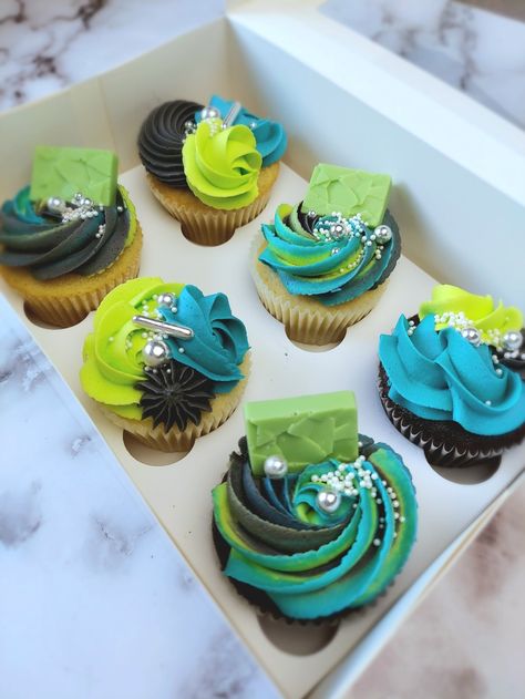 Beautiful Cupcakes Birthday, Teal Cupcakes, Birthday Cupcakes Boy, Black Cupcakes, Green Cupcakes, Swirl Cupcakes, White Chocolate Bar, Cupcakes For Boys, Blue Cupcakes