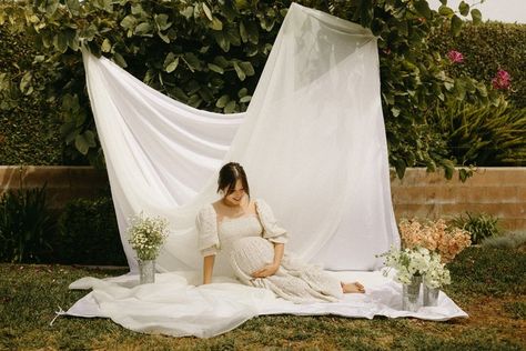 Backyard Maternity Photoshoot — TAYLORHYUNAH Christian Maternity Photoshoot, White Sheet Maternity Shoot, Mom To Be Photoshoot, Maternity Photography Family, Pregnancy Announcement Photoshoot, Maternity Photography Poses Outdoors, Baby Announcement Photoshoot, Maternity Photo Outfits, Maternity Photography Poses Pregnancy Pics