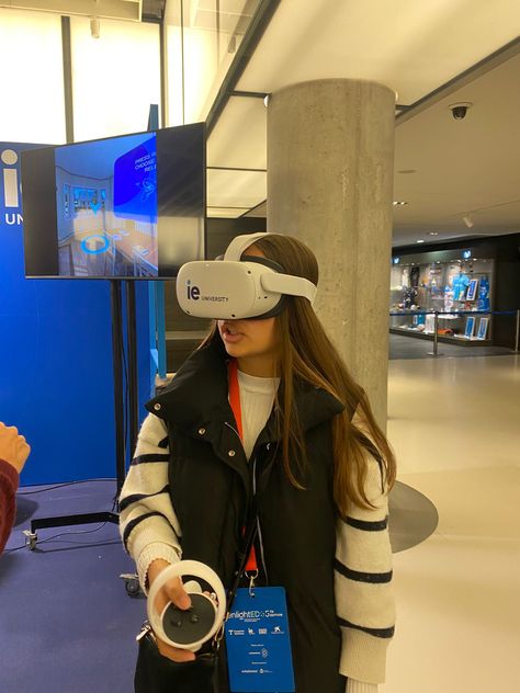 Alumno: Candela Alonso. Experto/a: IE University. Objetivo: Creación de gafas de realidad virtual en la que te introduce en una situación meteorológica de un tornado. Conclusión: A partir de las gafas de realidad aumentada te inteoduces en el mundo virtual de manera que ouedes interactuar con el a partir de diferentes controles. Se trata de un recurso con numerosas oportunidades de uso y aprendizaje. Virtual Reality Poster, Virtual Reality Education, Virtual Reality In Education, Tornado, University