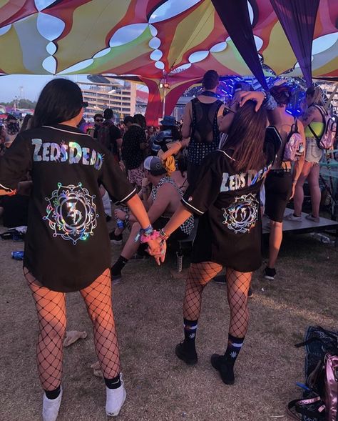 Beyond Wonderland Outfit Rave Plus Size, Beginner Rave Outfit, Sporty Rave Outfit, Rave Outfits For Curvy Women, Edc Group Outfits Ideas, Cute Edm Outfits, Countdown Rave Outfit Ideas, Jersey Rave Outfit, Illenium Outfit