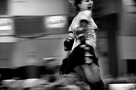 Roller Derby Aesthetic, Roller Derby Clothes, Roller Derby Art, Punk 90s, Roller Derby Skates, Roller Derby Girls, Derby Ideas, Derby Girl, Roller Skaters