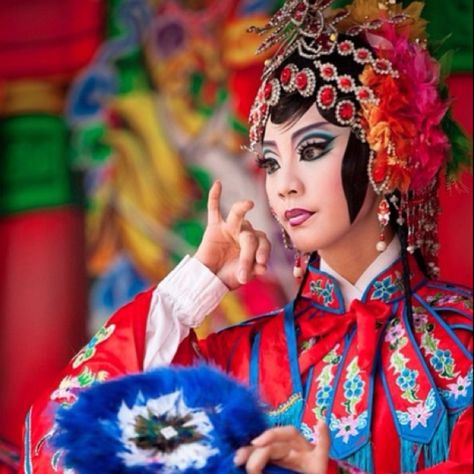 Taiwan Chinese Opera, We Are The World, Cultural Diversity, People Of The World, World Cultures, Up Girl, People Around The World, Asian Art, Headdress