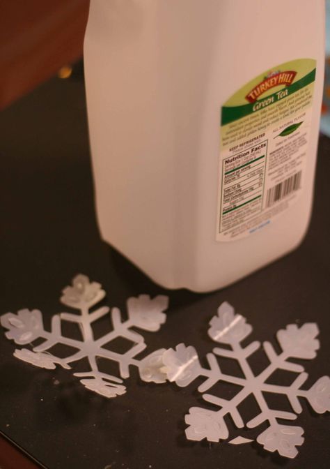 Milk Jug Igloo, Making Snowflakes, Milk Jug Crafts, Upcycling Crafts, Tags For Gifts, Plastic Milk Bottles, Recycling Plastic, Upcycle Plastic, Plastic Jugs