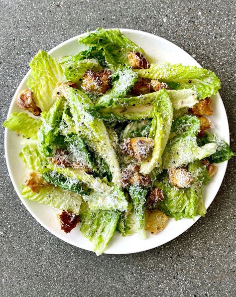 Salad Inspiration, Classic Caesar Salad, Caesar Salad Dressing, Caesar Salad Recipe, Caesar Salad, Vegetarian Dinner, Fresh Garlic, How To Make Salad, Dressing Recipe