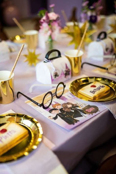 Harry Potter Table Decorations, Hermione Birthday, Harry Potter Birthday Decorations, Harry Potter Dinner, Harry Potter Table, Kids Party Centerpieces, Harry Potter Theme Birthday, Cumpleaños Harry Potter, Harry Potter Bday