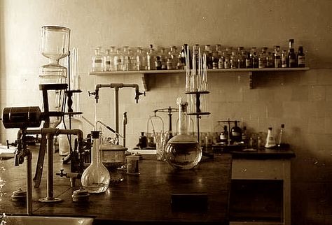 1940s Laboratory Laboratory Design, Bg Design, Chemistry Labs, Mad Science, High School Science, Laboratory Science, E Mc2, Lab Equipment, Science Lab