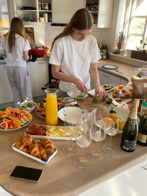 Brunch Friends Aesthetic, Brunch At Home Aesthetic, Out To Eat Aesthetic, Cooking With Friends Aesthetic, Breakfast With Friends Aesthetic, Brunch With Friends Aesthetic, Friends Cooking Together, Hosting Kitchen, Brunch Hosting