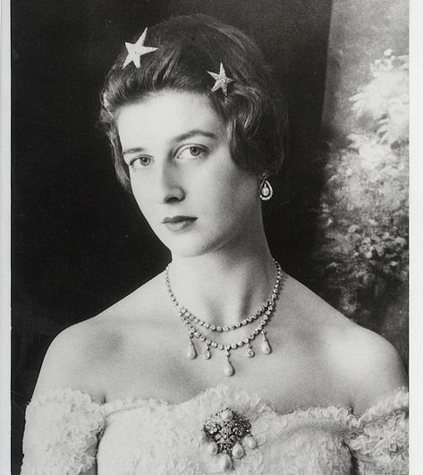 Princess Alexandra Of Kent, Alexandra Of Kent, Alexandra Of Denmark, Princesa Real, Earring Pearl, Queen Alexandra, British Royal Families, Princess Alexandra, Pearl And Diamond Necklace