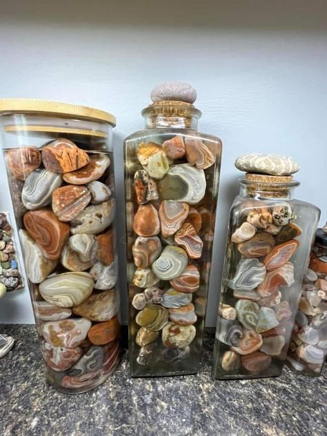 Display Gemstones Rock Collection, Displaying Rock Collection, Diy Rock Collection Display, Rock Collection Display Ideas Diy, Rock Decor Home, Rock Collection Display Ideas, How To Display Rocks, Rock Display Ideas Diy, Rock Display Ideas