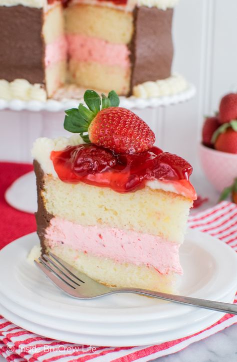 Layers of vanilla cake, strawberry pie filling, and chocolate frosting make this Strawberry Mousse Cake a delicious and pretty treat. Vanilla Cake Strawberry, Strawberry Mousse Filling, Strawberry Mousse Cake, Mousse Filling, Recipes Strawberry, Mousse Cake Recipe, Cake Filling Recipes, Cake With Strawberry, Strawberry Pie Filling