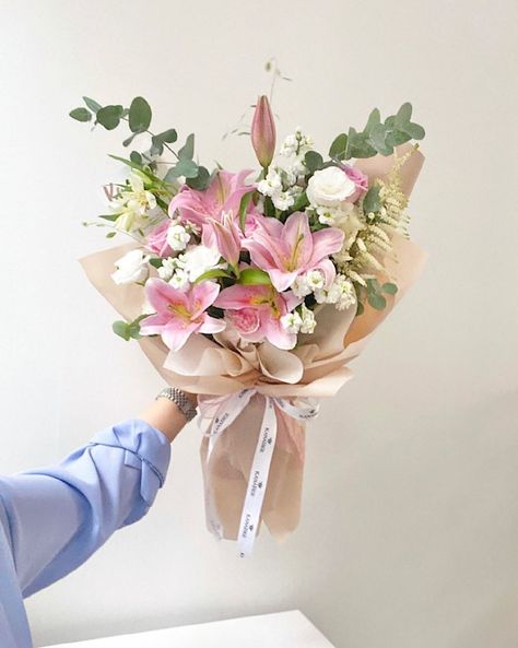 Lily Bucket Flower, Bouquet Of Flowers For Graduation, Lily Bouquet Aesthetic, Lily Flower Arrangements, Roses Bouquet Gift, Ribbon Flowers Bouquet, Birthday Flowers Bouquet, Luxury Flower Bouquets, Flower Bouquet Diy