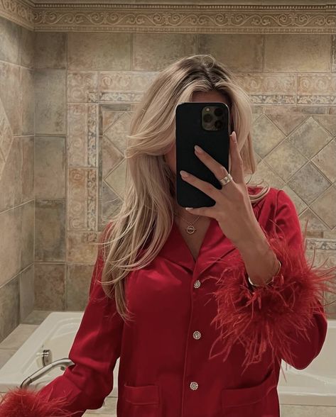 Alix Earle, Monochromatic Outfit, Mirror Selfie Poses, Mirror Pic, Winter Girls, Star Girl, Selfie Poses, East Side, Womens Haircuts