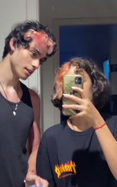 Matching Hair Dye Friends, Matching Couple Hair Dye, Couples Matching Hair Dye, Couples With Matching Dyed Hair, Matching Hair Color Couples, Matching Stuff, Hair Stripping, Hair Color Pink, Couple Matching