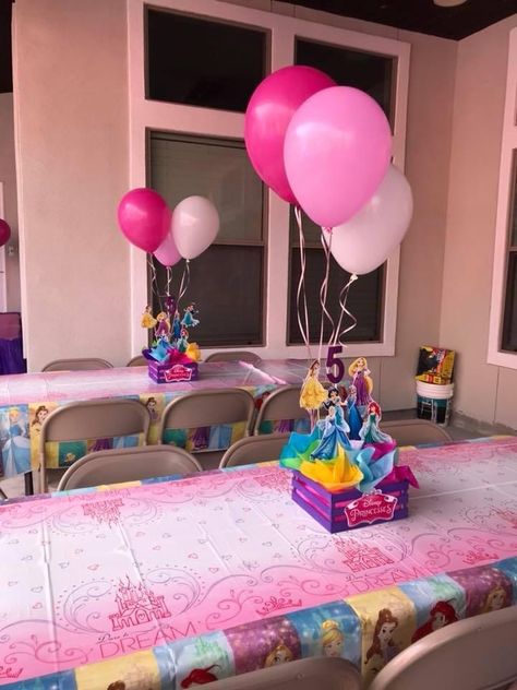 Princesses Centerpieces, Simple Disney Princess Party, Disney Princess Centerpiece, Princess Birthday Table Decorations, Princess Balloon Centerpieces, Disney Princess Party Table Decor, Disney Princess Goody Bag Ideas, Disney Princess Party Centerpieces, Princess Birthday Centerpieces Diy