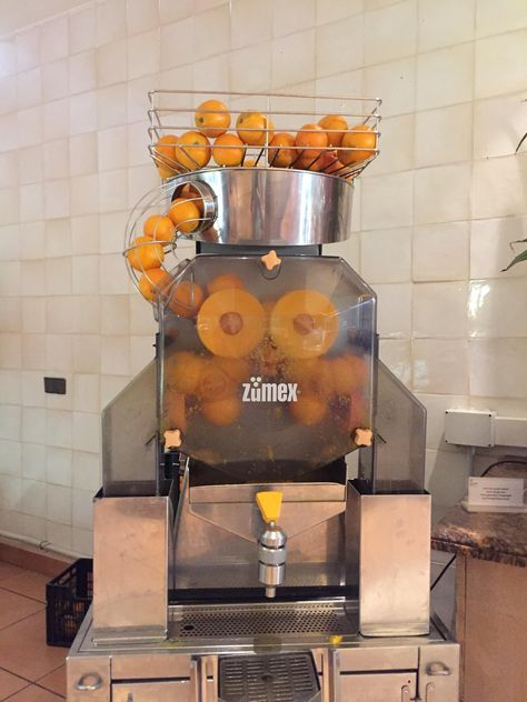 Fresh Pressed Orange Juice, Orange Juice Machine, Juice Machine, Fresh Orange Juice, Food Fest, Cafe Ideas, Fruit Shop, News Cafe, Fresh Orange