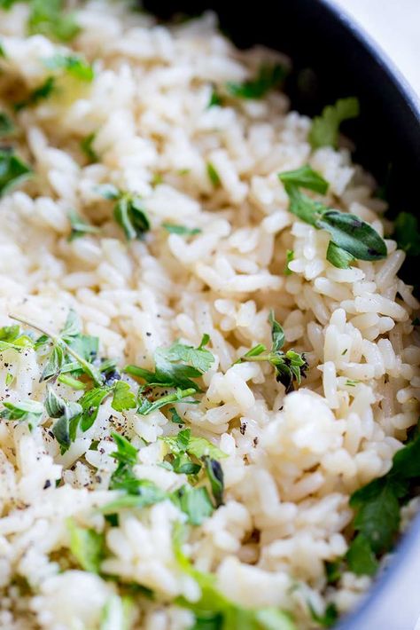 This Greek style rice is so easy to make and makes the perfect side dish for your greek chicken or souvlaki. With just a handful of ingredients, you can make this restaurant style Greek rice pilaf at home! It is wonderful served hot or allow it to cool and serve it at room temperature as part of a picnic. Or portion it out with some grilled chicken and fresh spinach for your lunch prep! Chicken Souvlaki Sides, Greek Style Rice, Greek Rice Pilaf, Greek Chicken Breast, Greek Salmon, Greek Rice, Greek Lemon Potatoes, Greek Dinners, Cocoa Cake