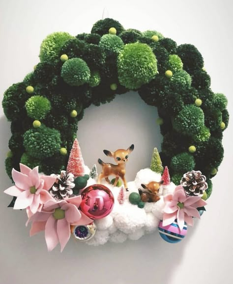 Pom Pom Wreaths, Julkransar Diy, Jul Diy, Retro Christmas Decorations, Christmas Decorating Ideas, Pom Pom Wreath, Wreaths Ideas, Pom Pom Crafts, Christmas Wreaths To Make