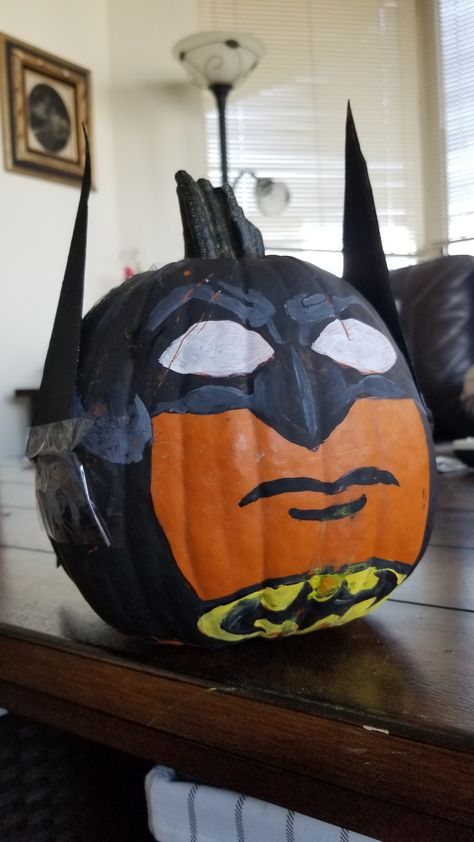 Pumpkin Painting Ideas Batman, Batman Painted Pumpkin, Batman Pumpkin Painting, Batman Pumpkin, Spiderman Pumpkin, Batman Halloween, Book Character Pumpkins, Halloween Pumpkin Crafts, Character Pumpkins