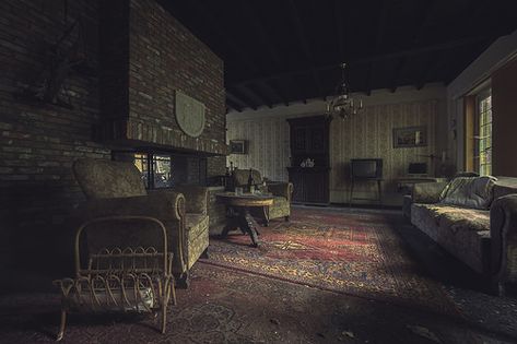 Abandoned house | Yannick M. | Flickr Lugares Aesthetic, Mansion Rooms, Granny House, Scary Houses, Abandoned Mansion, Old Abandoned Houses, Dark House, Rural House, Abandoned House