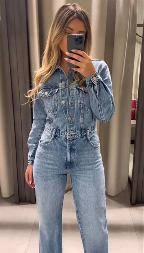 Zara Jeans Jumpsuit, Denim Full Outfit, Jumpsuit Outfit Jeans, Demin Jumpsuits For Women Outfit, Denim Jumpsuit Outfit Casual, Jeans Jumpsuit Outfit, Jean Jumpsuit Outfit, Jean Overall Outfits, Denim Jumpsuit Outfit