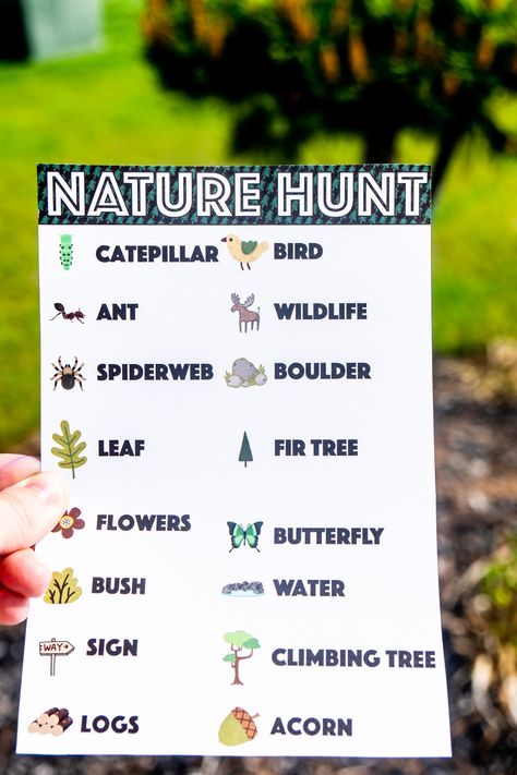 This nature scavenger hunt for kids will have kids searching for things commonly found in nature while also forgetting that they're bored! It's a great way to make getting outdoors or a walk through nature a little more fun! Camping Themed Games, Camping Themed Party Decorations, Camping Themed Party Food, Camp Out Birthday Party, Nature Scavenger Hunt Printable, Nature Walk Scavenger Hunt, Camping Scavenger Hunts, Camping Party Favors, Nature Scavenger Hunt