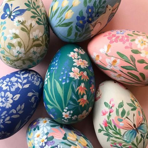 French Knot on Instagram: “These just may be the dreamiest #eastereggs of all time! 😍 From the entire French Knot team, we wish you and your family a very Happy…” Clare Therese, Painted Easter Eggs, Creative Easter Eggs, Easter Egg Art, Painted Eggs, Easter Egg Designs, Easter Egg Crafts, Easter Egg Painting, Easter Basket Diy