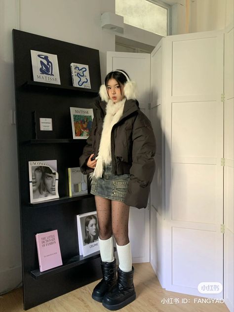 Kpop Idol Winter Fashion, Cold Weather New York Outfits, Black Boots And Tights Outfit, Winter Outfits Douyin, Winter Outfits Acubi, Shibuya Outfit, Black Earmuffs Outfit, Fall Japan Outfit, Acubi Winter Outfit