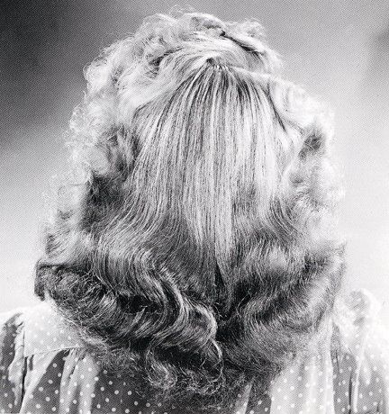 Rare peek at the back of Rita's Hair - Bobby Pin Blog / Vintage hair and makeup tips and tutorials Vintage Hair And Makeup, 1940s Hair, Retro Updo, Vintage Hairstyles Tutorial, 1940s Hairstyles, Hairstyles Tutorial, Makeup Hacks Tutorials, Short Hair Black, Hair And Makeup Tips