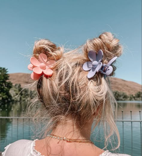 Woman with flower claw clip space buns blue sky aesthetic Claw Clip Medium Hair, Claw Clip Ideas, Aesthetic Pink Hair, Big Claw Clip, Claw Clip Updo, Claw Clips Flower, Clip Updo, Medium Hair Ideas, Summer Hair Ideas