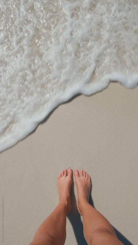 Life By The Beach, Beach Video Ideas, Woman In Beach, Beach Wellness, Waves Video, Women On The Beach, Woman At The Beach, Woman On The Beach, Beach Story