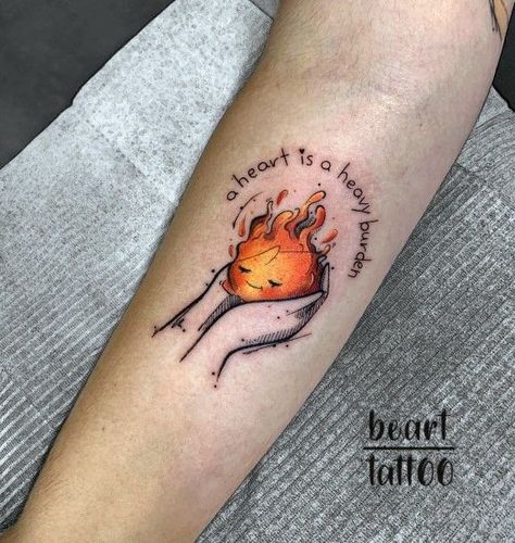 Tatuaje Studio Ghibli, Bookish Tattoos, Fire Demon, Ghibli Tattoo, Flame Tattoos, Kawaii Tattoo, Geniale Tattoos, Tatuaje A Color, Stylist Tattoos