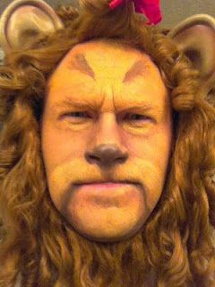 this could work for lion Cowardly Lion Makeup, Wizard Of Oz Makeup Ideas, Dorothy Makeup, Lion Wizard Of Oz, Wizard Of Oz Makeup, Wizard Of Oz Costumes Diy, Lion Costume Diy, Cowardly Lion Costume, Wizard Of Oz Lion