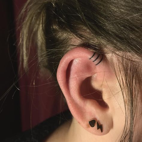 Sleeping in earrings is never a good thing — you can either ruin your jewelry or the skin on your lobes. But remembering to take them on and off — Black Ear Piercings, Tattoo Oreille, Earring Tattoo, Ear Lobe Tattoo, Helix Tattoo, Ears Tattoo, Gothic Jewelry Diy, Ear Lobe Piercings, Ear Tattoos