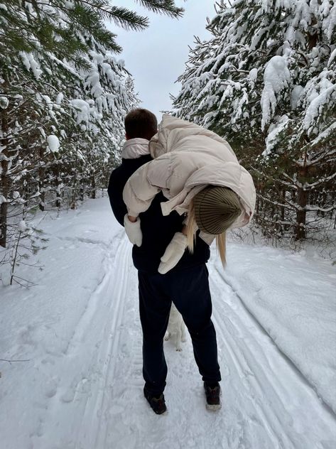 Darkest Temptation, Winter Couple Pictures, Mode Au Ski, Image Couple, Snow Pictures, Winter Inspo, Winter Photoshoot, Winter Photos, Winter Photo