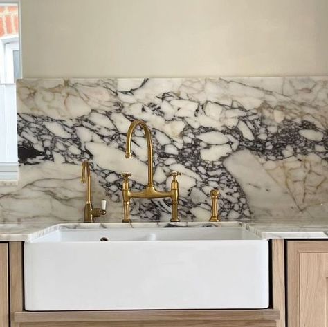 Arabescato Kitchen, Marble Worktop Kitchen, Arabescato Marble Kitchen, Kitchen Backsplash Marble, Marble Kitchen Backsplash, Marble Backsplash Kitchen, Marble Interior, Arabescato Marble, Marble Kitchen