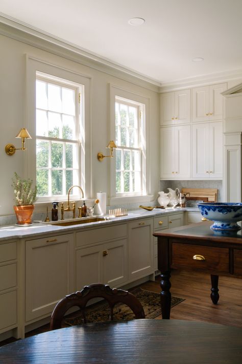 Classic Carrara Marble Counters in a Traditional Kitchen - The Makerista Cozy Traditional Kitchen, Moody Craftsman, Greek Revival Kitchen, Updated Traditional Kitchen, Expensive Room, Small Traditional Kitchen, Carrara Marble Kitchen, Georgian Kitchen, Marble Counters