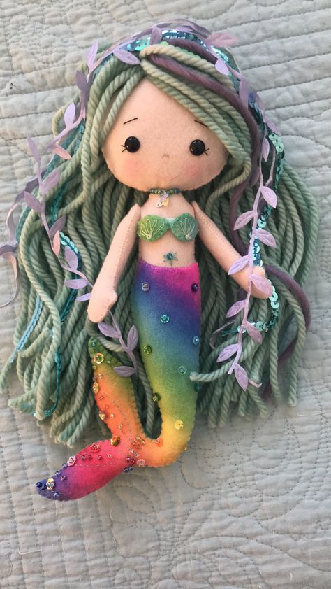 Felt Templates, Dolls Handmade Diy, Mermaid Crafts, Felt Crafts Patterns, Homemade Dolls, Yarn Dolls, Mermaid Diy, Mermaid Pattern, Mermaid Dolls