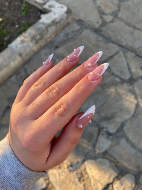 Nails For A White Dress Prom, Birthday Nails With Pearls, White Almond Nails With Gems, White Summer Nails Beach, Pearl Gem Nails, White Nails With Jewels, White Nails With Pearls, French Nails With Pearls, Nails With Pearls On Them