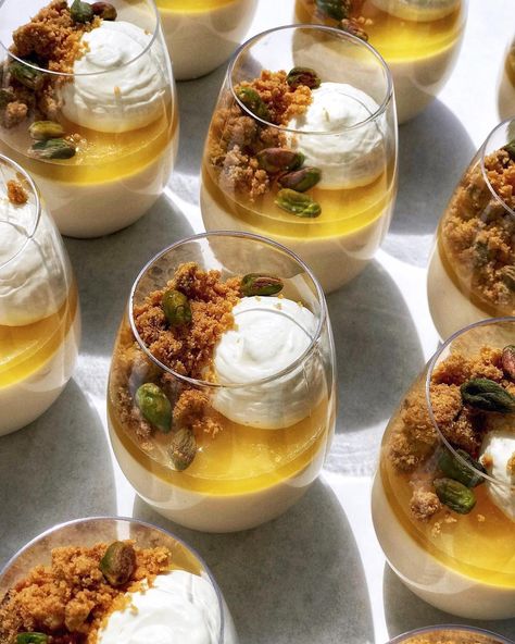 Earl Grey Panna Cotta, Gourmet Desserts Presentation, Shortbread Crumble, Cup Desserts, Pistachio Shortbread, Pastry Ideas, Chef Jobs, Fine Dining Desserts, Desserts In A Glass