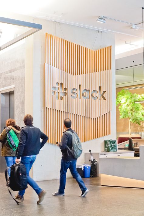 Modern, large-scale slat wood lobby sign on concrete wall at the San Francisco lobby of Slack, an American cloud-based set of team collaboration tools and services. Branded Environments, Fun Lobby Design, Logo Display Wall, Lobby Area Design, Corporate Lobby, Logo Installation, Wall Signage Design, Lobby Signage Design, Logo Wall Design