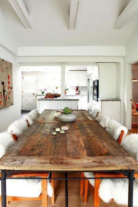 Ecodecoración: decorar con muebles vintage | El blog de Plan Reforma, planifica y haz realidad tu obra Reclaimed Wood Table, White Dining Room, Rustic Table, Style At Home, Farmhouse Table, Wooden Table, Rustic Dining Table, Wood Table, Room Table