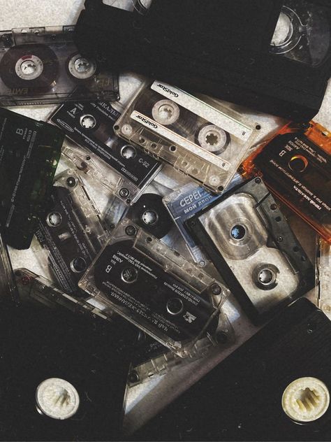 Music Grunge Aesthetic, 80s Grunge Aesthetic, Cassette Tapes Aesthetic, 80s Aesthetic Wallpaper, Retro Guitar, Vinyl Aesthetic, Tape Cassette, Best Wallpaper Hd, 80s Aesthetic