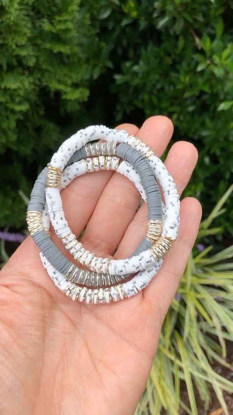 Heishi Bracelet Patterns, Flatbead Bracelet Ideas, Grey Clay Bead Bracelet, Heishi Bracelet Ideas, Heishi Bead Earrings, Heishi Earrings, Heishi Jewelry, Bracelet Business, Heishi Bracelets