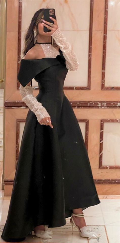 Black Dinner Dress, Evening Dress Black, Satin Evening Dress, Costumes Dresses, Black Dinner, Soiree Dress, Dinner Dress Classy, Elegant Black Dress, Fashion Top Outfits