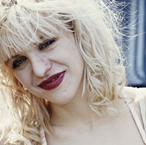 Courtney Love Makeup, Courtney Love 90s, Makeup 90s, Courtney Love Hole, Kurt And Courtney, Force Of Nature, Riot Grrrl, Courtney Love, I'm With The Band