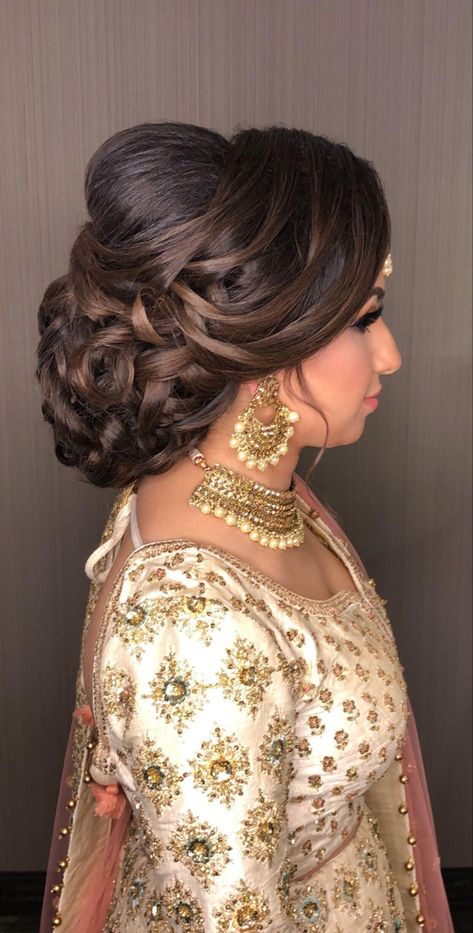 Gurdwara Hairstyles, Reception Hairdo, Bride Lengha, Punjabi Hairstyles, Hait Style, Mum Wedding, South Indian Wedding Hairstyles, Mehndi Bridal, Hairstyles For Indian Wedding